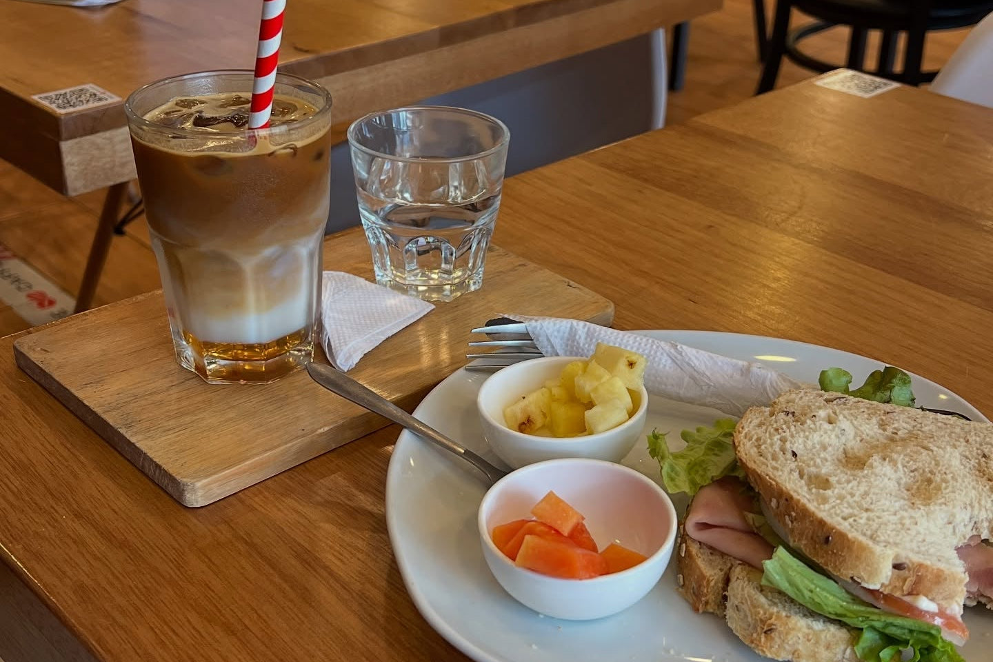 Macinare Caffè es tu tienda especializada en café de especialidad guatemalteco, métodos de preparación manual como V60, Chemex y AeroPress, y accesorios seleccionados para los verdaderos amantes del café. Desde nuestras fincas en Guatemala hasta tu taza, te acompañamos en cada paso del ritual cafetero. Compra café en grano, filtros, utensilios y reserva experiencias únicas como talleres y catas. Vive el café con propósito, sabor y comunidad.