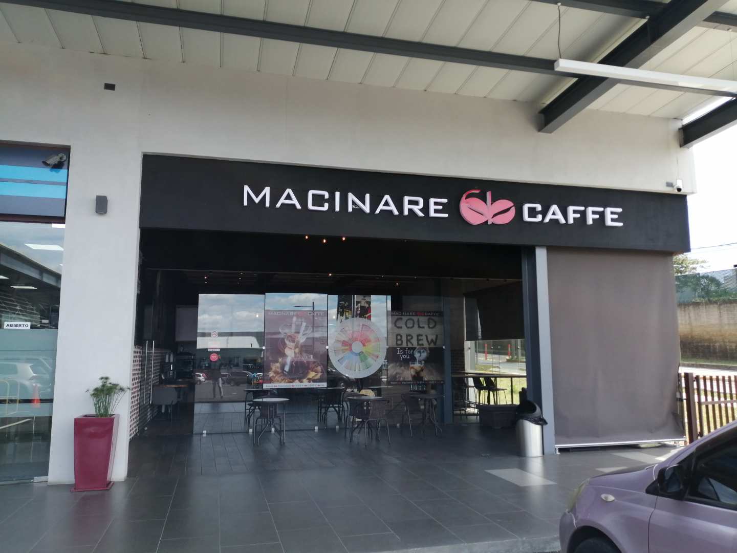 Macinare Caffè es tu tienda especializada en café de especialidad guatemalteco, métodos de preparación manual como V60, Chemex y AeroPress, y accesorios seleccionados para los verdaderos amantes del café. Desde nuestras fincas en Guatemala hasta tu taza, te acompañamos en cada paso del ritual cafetero. Compra café en grano, filtros, utensilios y reserva experiencias únicas como talleres y catas. Vive el café con propósito, sabor y comunidad.